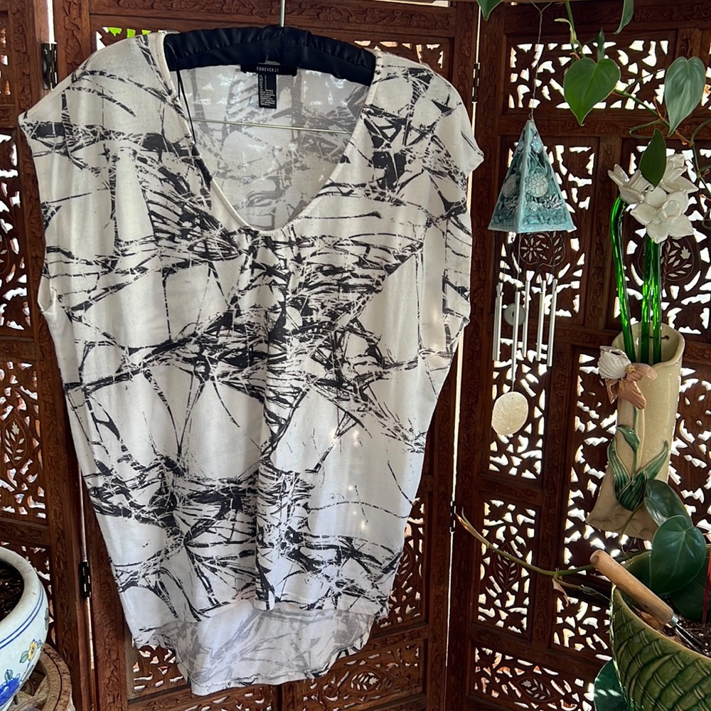 GU Forever 21 High-low top with cracked marble design - Women’s size small